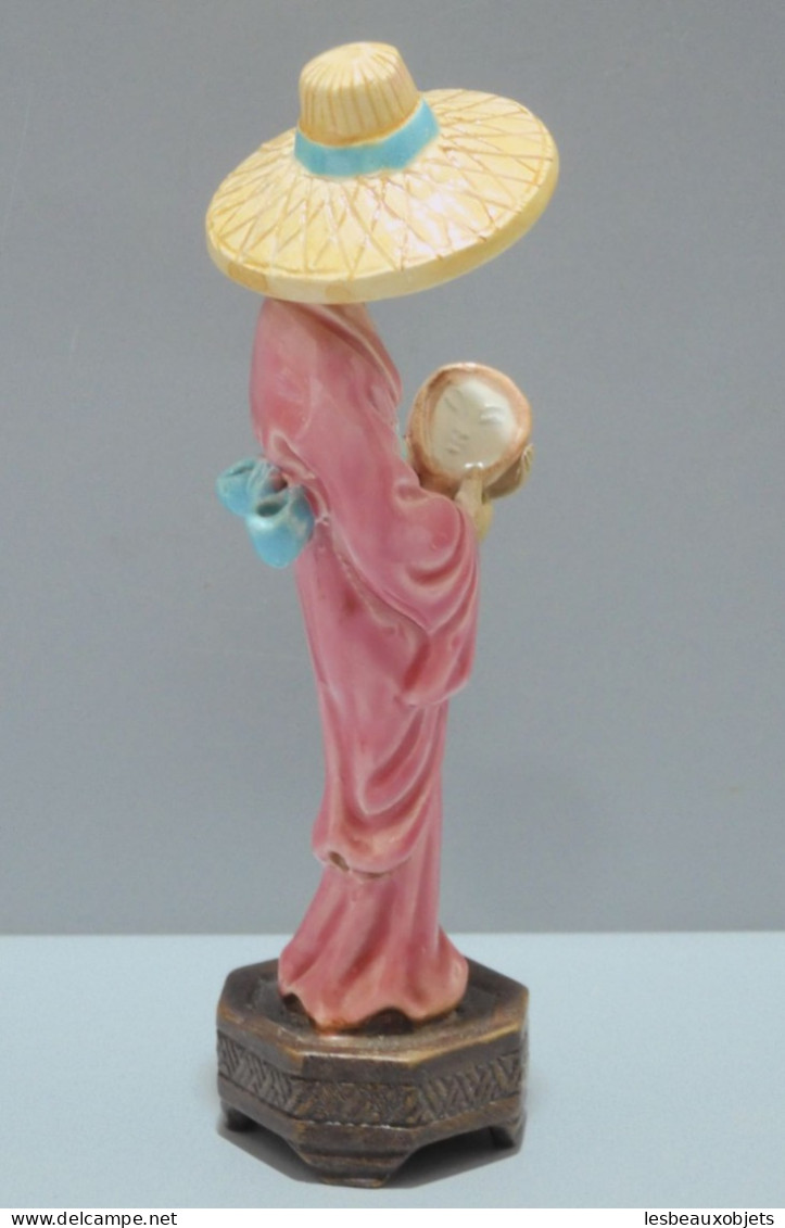 -PETITE STATUETTE CERAMIQUE JEUNE FEMME ASIATIQUE SE REGARDANT DANS UN MIROIR    E - Aziatische Kunst