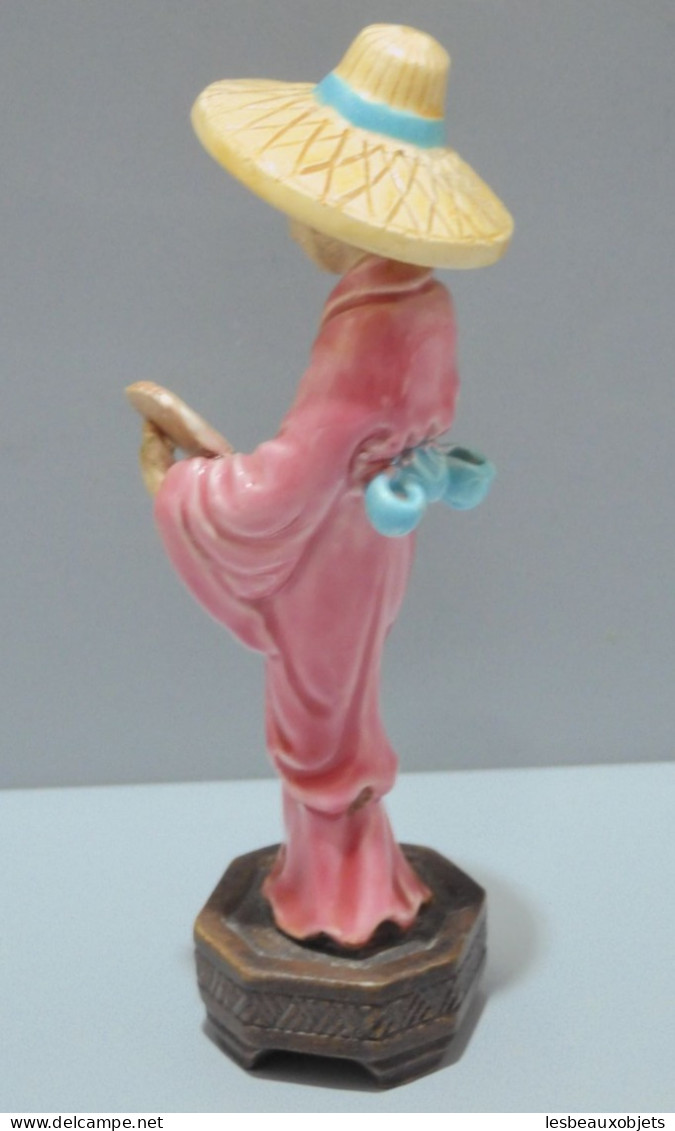 -PETITE STATUETTE CERAMIQUE JEUNE FEMME ASIATIQUE SE REGARDANT DANS UN MIROIR    E