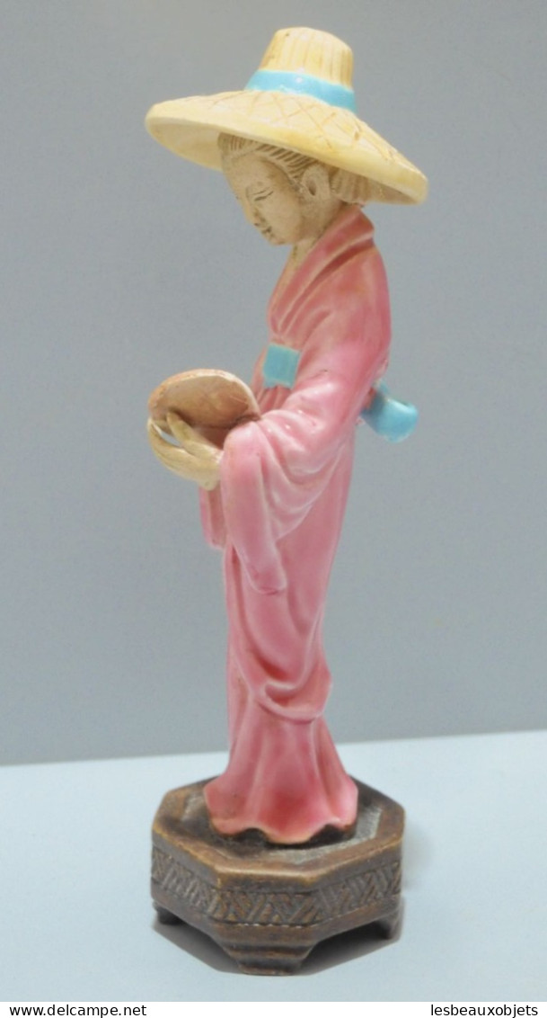 -PETITE STATUETTE CERAMIQUE JEUNE FEMME ASIATIQUE SE REGARDANT DANS UN MIROIR    E