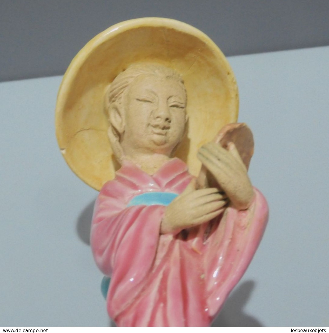 -PETITE STATUETTE CERAMIQUE JEUNE FEMME ASIATIQUE SE REGARDANT DANS UN MIROIR    E