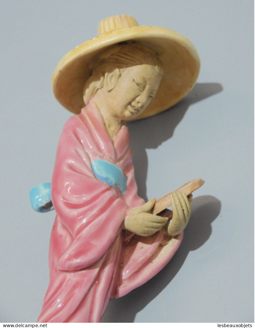 -PETITE STATUETTE CERAMIQUE JEUNE FEMME ASIATIQUE SE REGARDANT DANS UN MIROIR    E