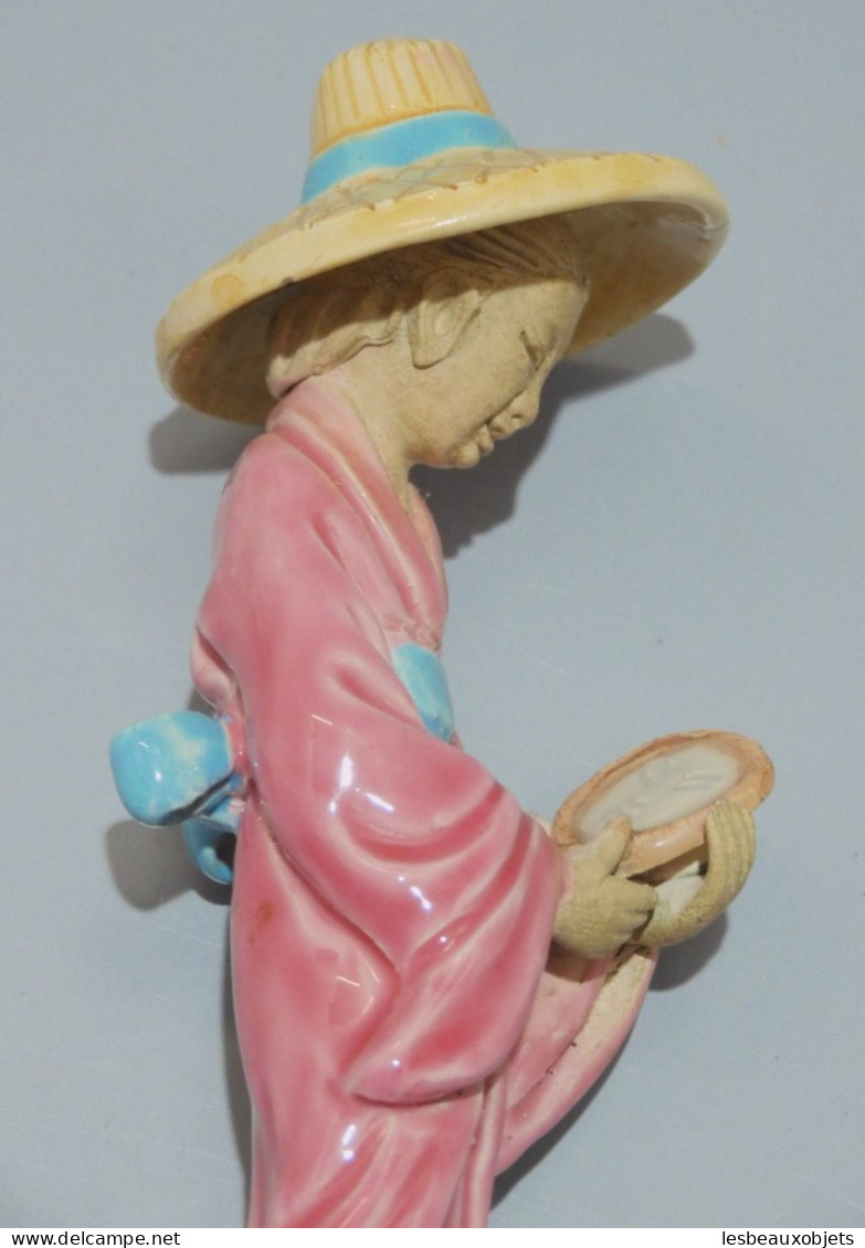 -PETITE STATUETTE CERAMIQUE JEUNE FEMME ASIATIQUE SE REGARDANT DANS UN MIROIR    E