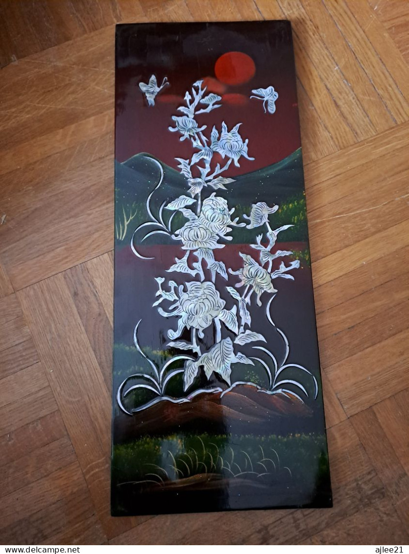 Panneau De Laque Marquetés Instration De Nacre. Fleurs Papillons Soleil. - Asiatische Kunst