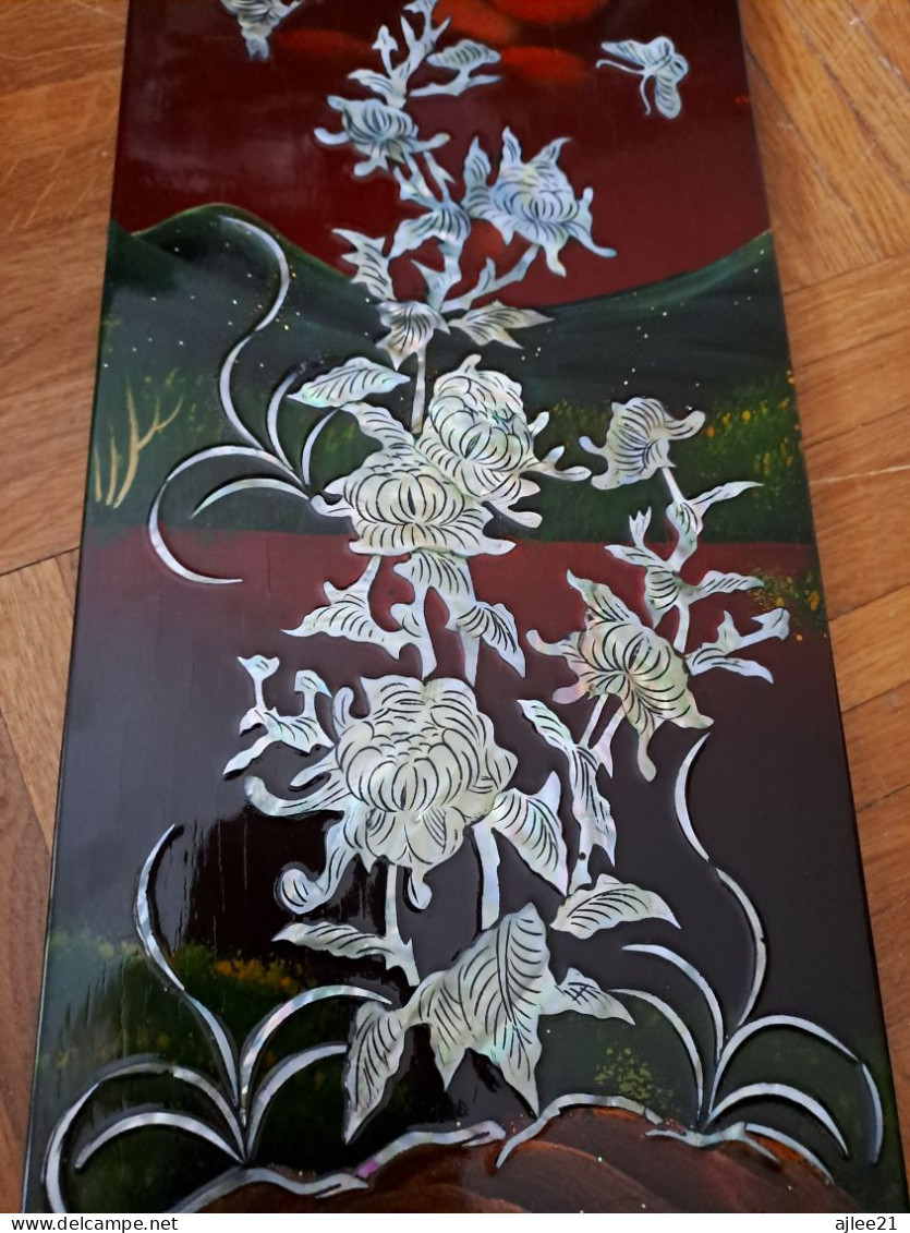 Panneau De Laque Marquetés Instration De Nacre. Fleurs Papillons Soleil. - Asiatische Kunst