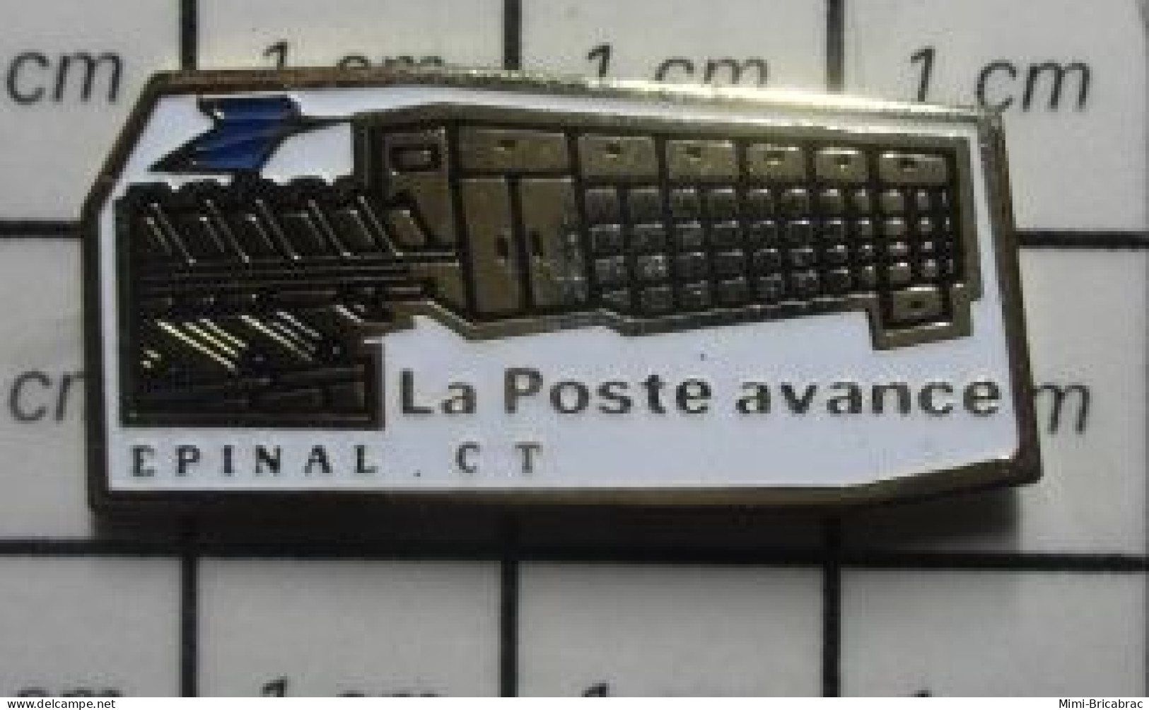 1417 Pin's Pins / Beau Et Rare / POSTES / C'était Il Y A 30 Ans ... LA POSTE AVANCE EPINAL CT CENTRE DE TRI - Postwesen