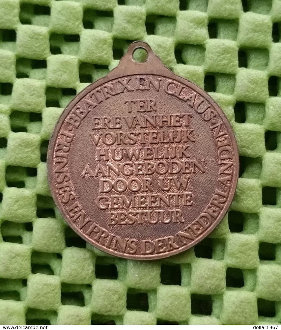 Ter Ere Van Het Vorstelijk Huwelijk Beatrix En Claus 1966-  Original Foto  !! Medallion Dutch - Monarchia/ Nobiltà