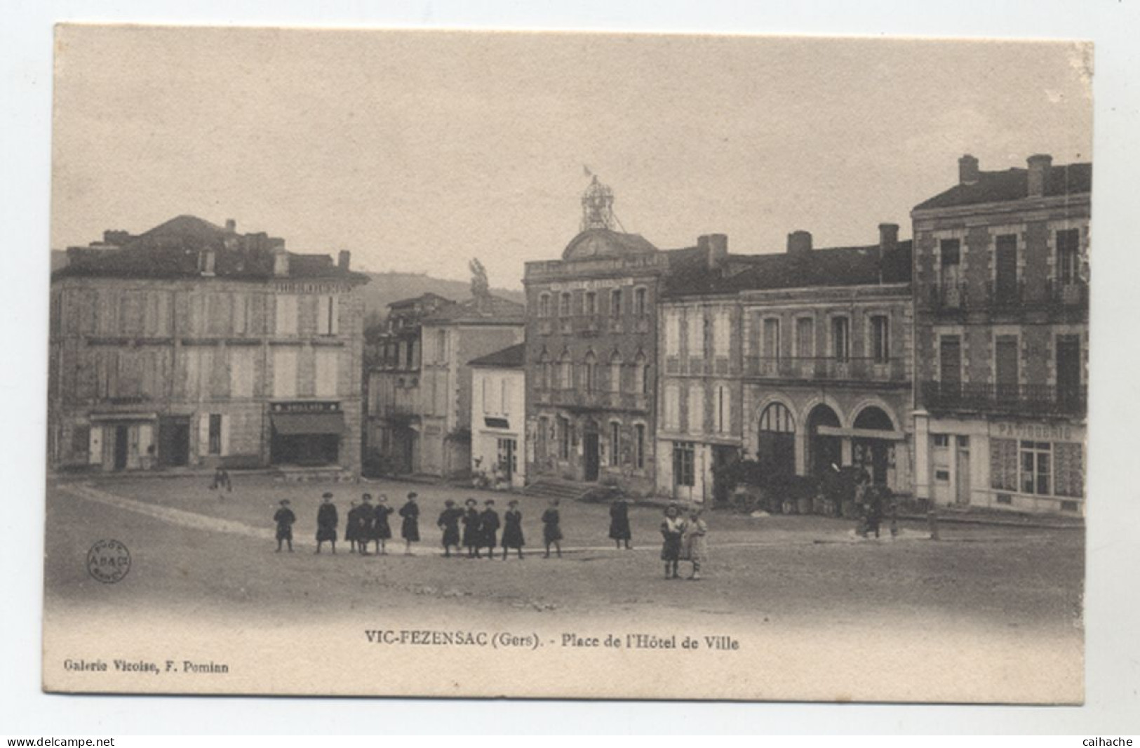 32 VIC FEZENSAC - Place De  L'Hôtel De Ville  1900-04 - Belle Animation - - Vic-Fezensac