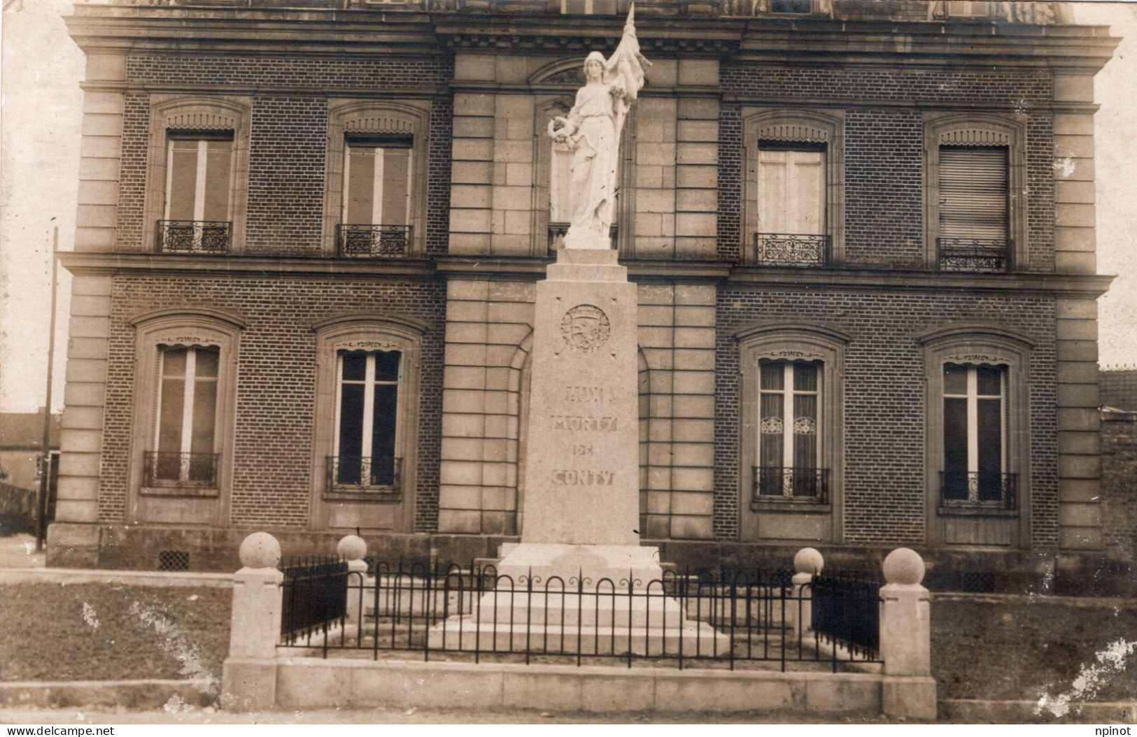 C P A - 80 - CONTI  -  Carte Photo - Le Monument Et La Mairie - Conty