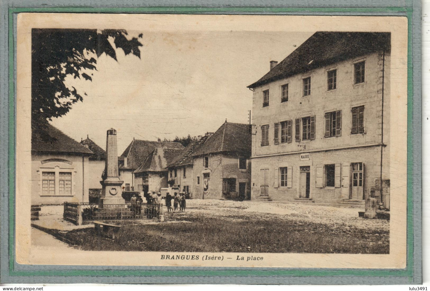 CPA - BRANGUES (38) - Aspect Du Quartier De La Mairie Et Du Monument Aux Morts Dans Les Années 30 - Brangues