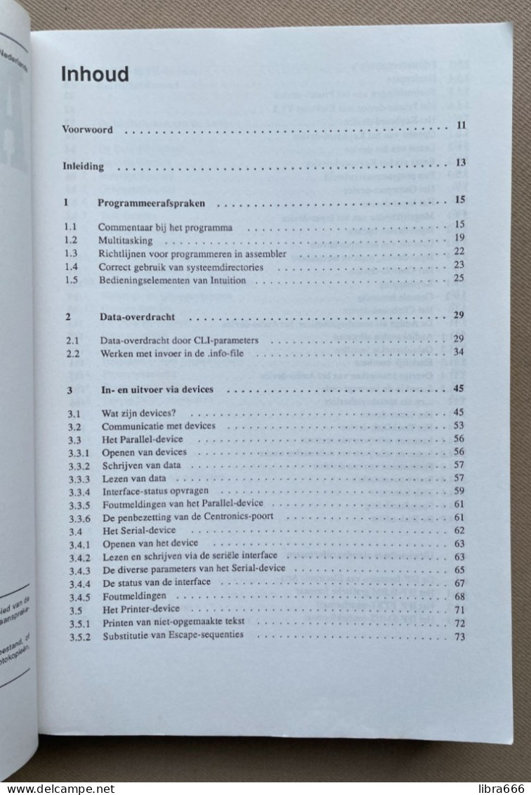 AMIGA INTERN 2.0 / Bruno Jennrich, Wolf-Gideon Bleek, Peter Schultz / 1989 Data Becker GmbH 586 Pp. / 17 X 24 X 3,2 Cm. - Informatica