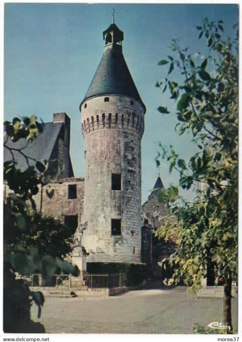 MONTS SUR GUESNES  Château  Tour Ronde à Machicoulis - Monts Sur Guesnes