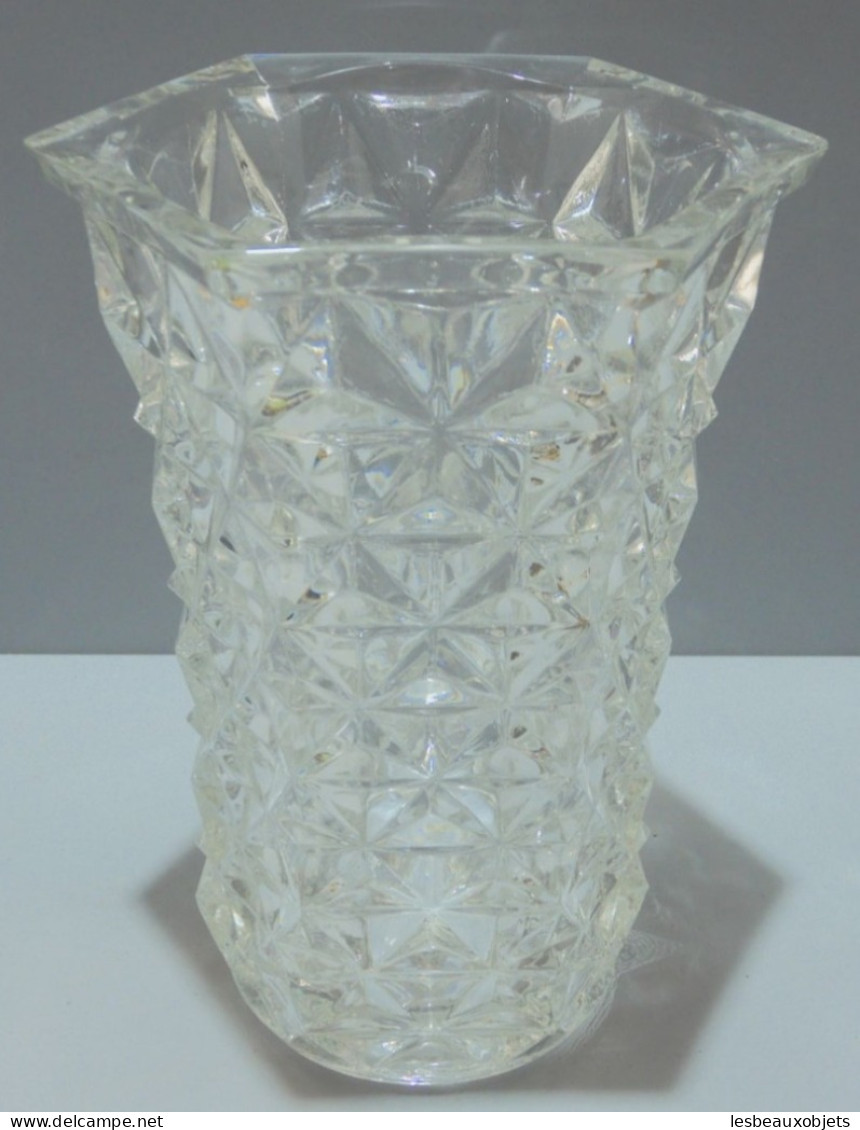 - JOLI VASE En VERRE Moulé Années 50/60 EFFET TAILLE DIAMANTS VINTAGE     E - Vazen