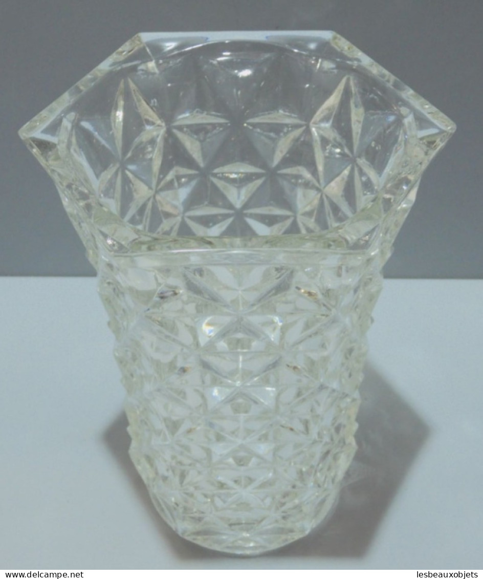 - JOLI VASE En VERRE Moulé Années 50/60 EFFET TAILLE DIAMANTS VINTAGE     E - Jarrones