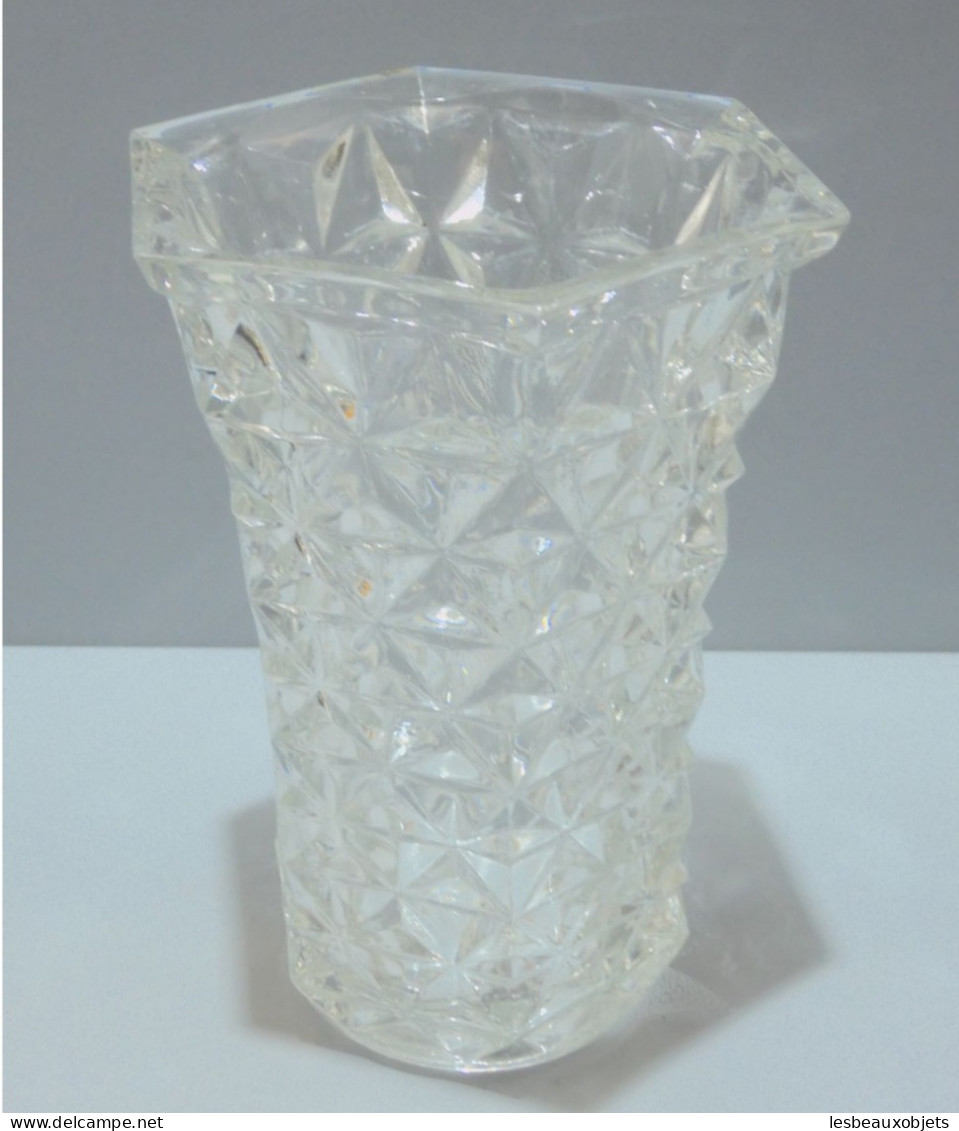 - JOLI VASE En VERRE Moulé Années 50/60 EFFET TAILLE DIAMANTS VINTAGE     E - Vasen