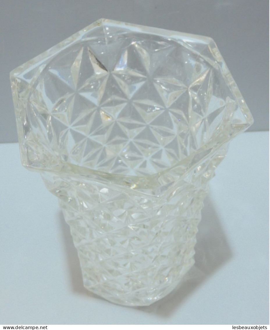 - JOLI VASE En VERRE Moulé Années 50/60 EFFET TAILLE DIAMANTS VINTAGE     E - Jarrones