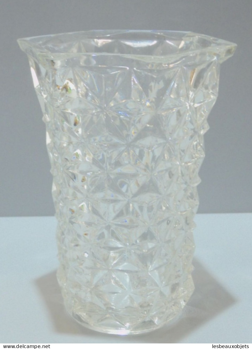 - JOLI VASE en VERRE Moulé années 50/60 EFFET TAILLE DIAMANTS VINTAGE     E