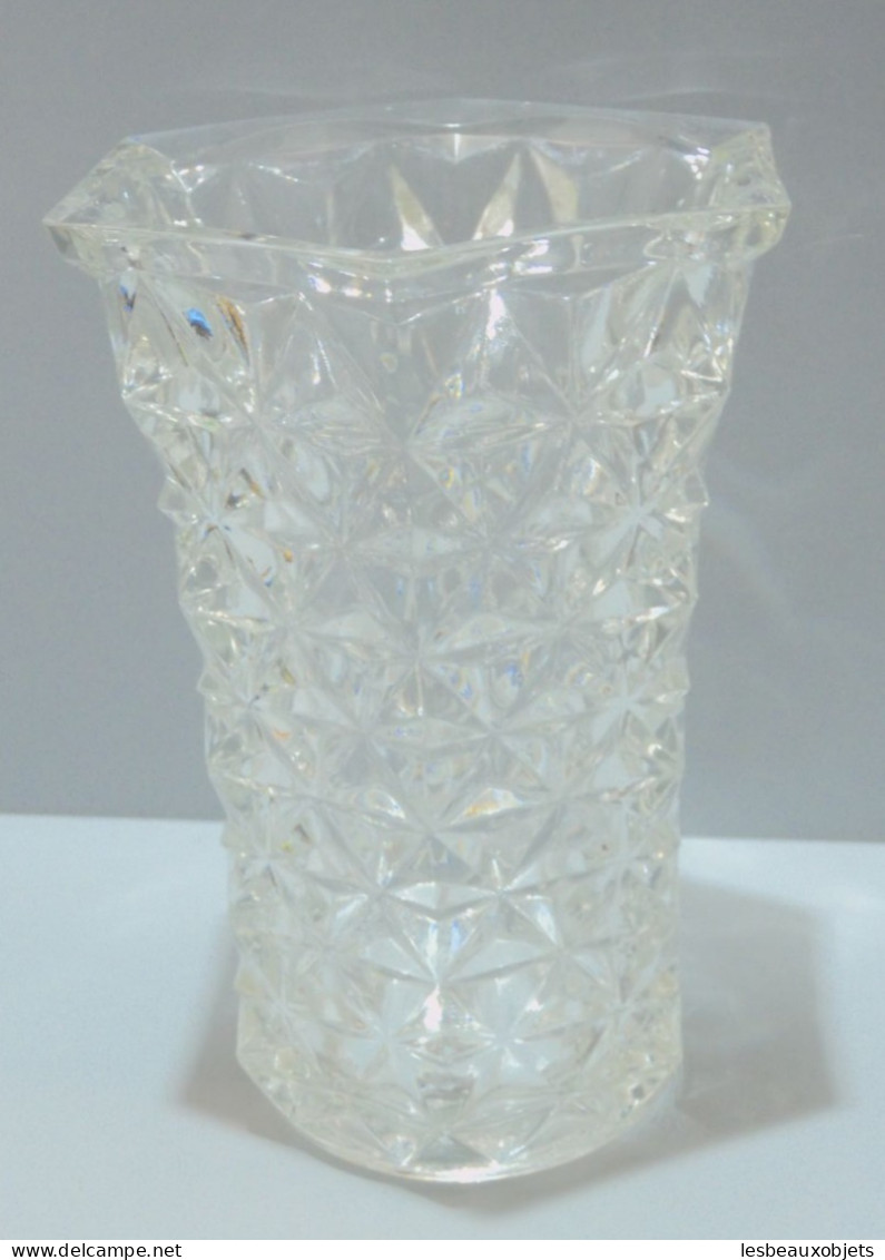 - JOLI VASE en VERRE Moulé années 50/60 EFFET TAILLE DIAMANTS VINTAGE     E