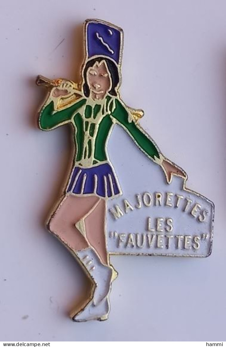 SP82 Pin's Twirling Baton Majorette Majorettes Les Fauvettes à Deux-Chaises Allier Pin'up Achat Immédiat - Pin-ups