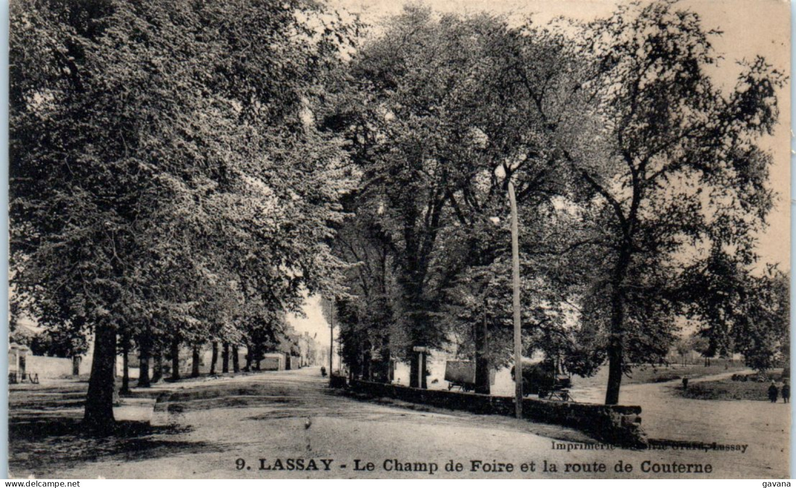 53 LASSAY - Le Champ De Foire Et La Route De Couterne  - Lassay Les Chateaux