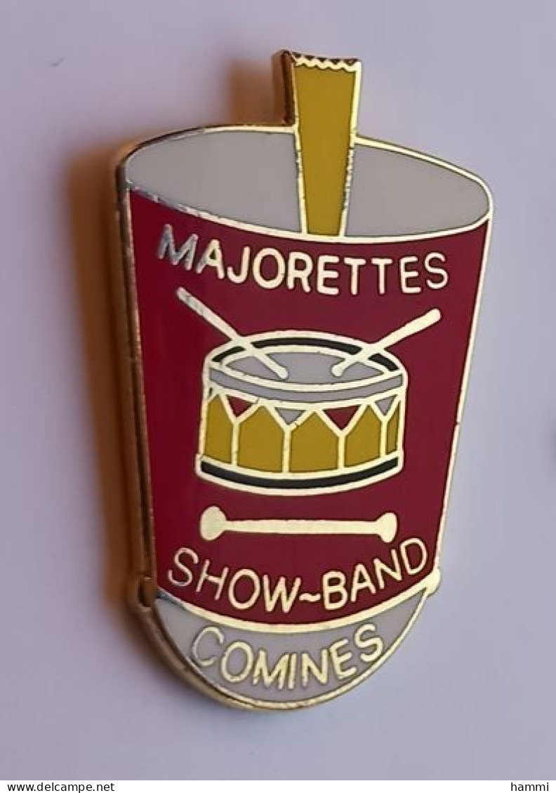 SP165 Pin's Twirling Bâton Majorette Majorettes Show Band Comines NORD Tambour Drums Fanfare Pin'up Achat Immédiat - Pin-ups