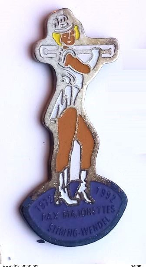 SP171 Pin's Twirling Bâton Majorette Majorettes Pax Stiring Wendel Moselle Anniversaire 1972 1992 Pin'up Achat Immédiat - Pin-ups