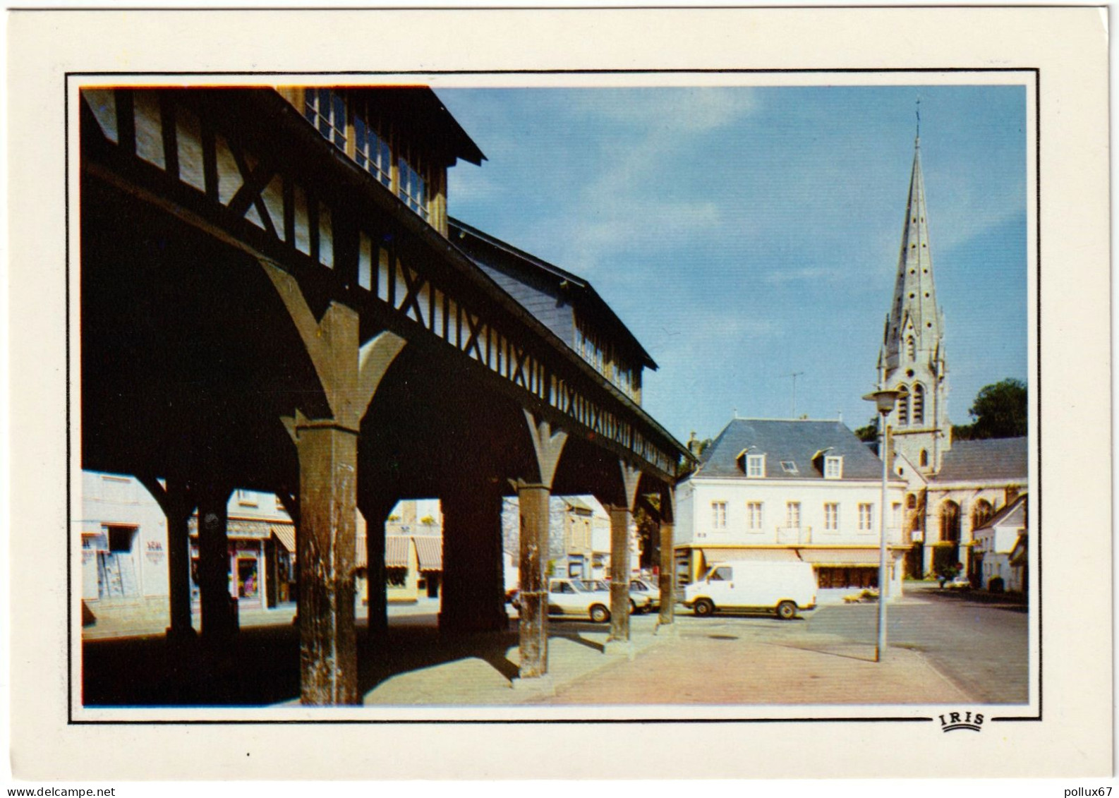 CPM DE AUFFAY  (SEINE MARITIME)  LES HALLES ET L'ÉGLISE - Auffay