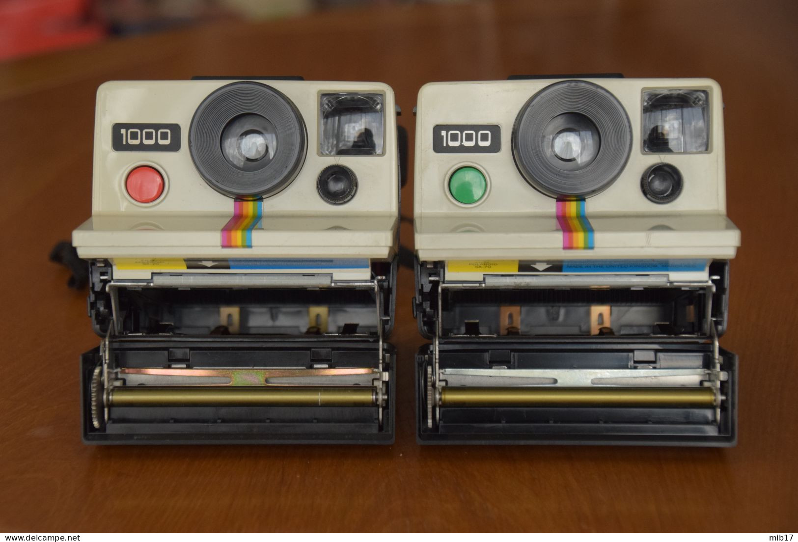 lot de 2 anciens appareils photo POLAROID 1000  1 bouton rouge et 1 bouton vert - film SX 70
