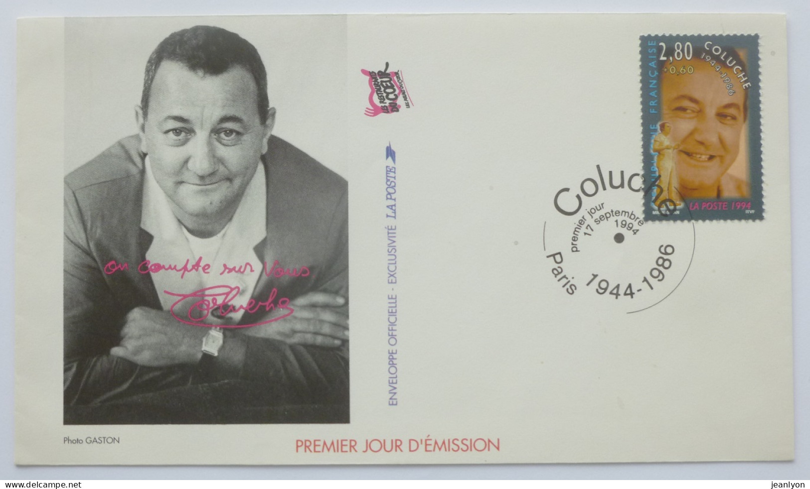 COLUCHE - ACTEUR COMEDIEN / HUMORISTE - Restos Du Coeur - Enveloppe Premier Jour Cachet PARIS - Cantantes