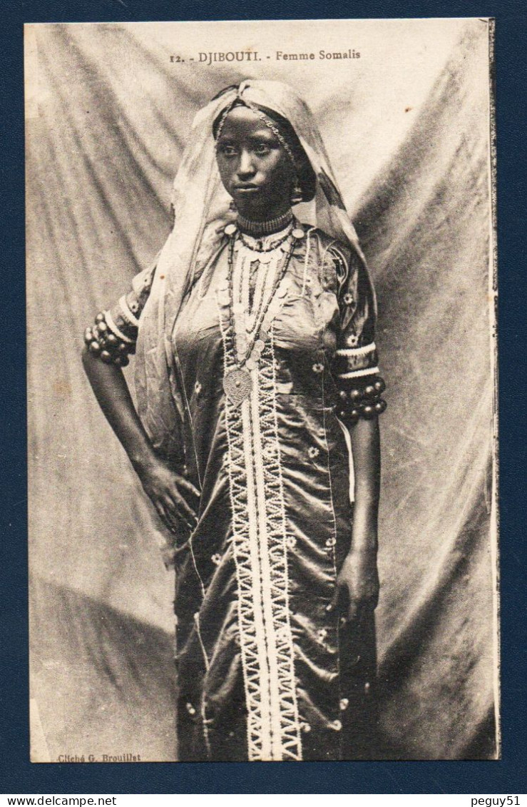 Djibouti. Femme Somalis Avec Robe Brodée, Colliers Et Bracelets - Dschibuti