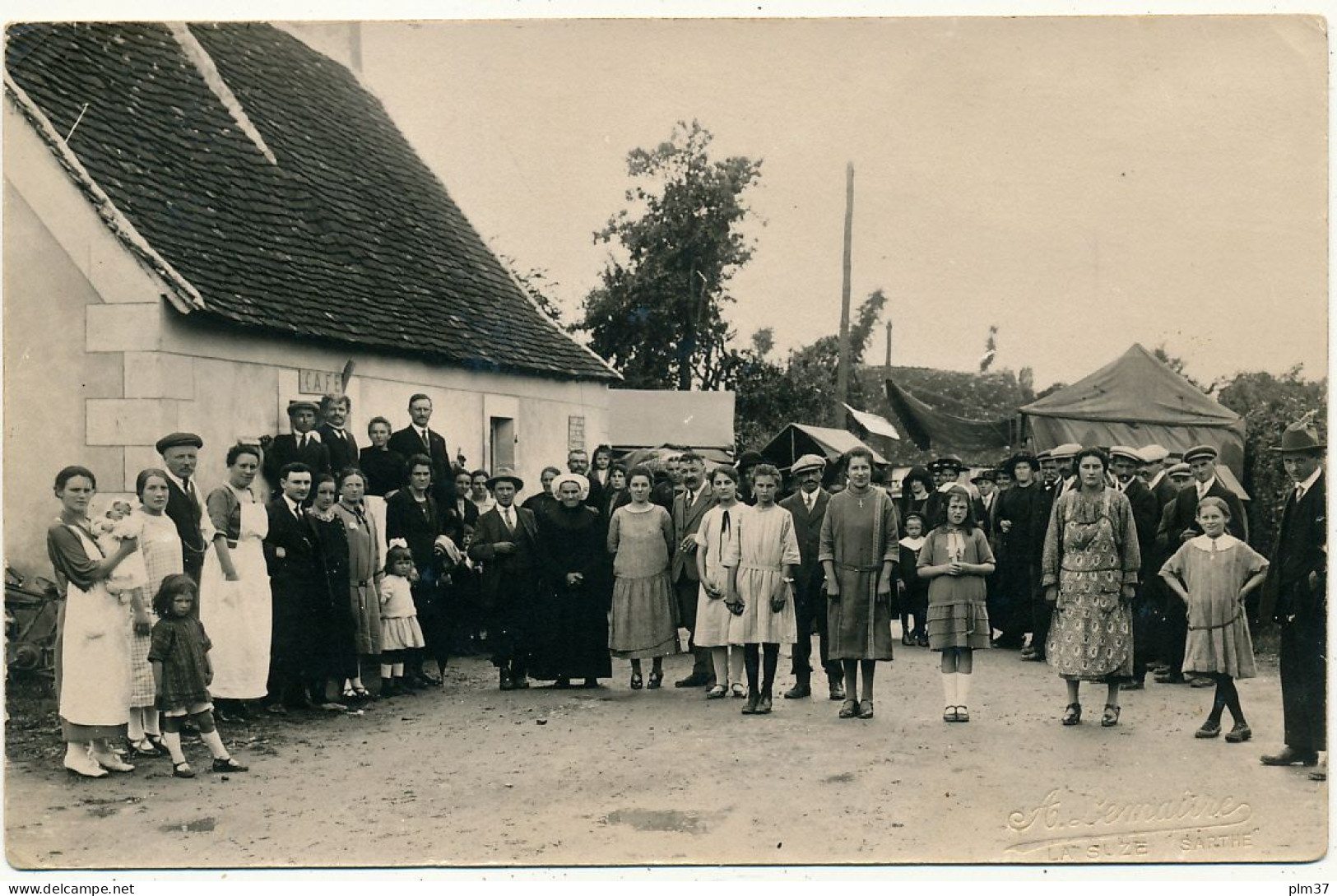 LA SUZE ? - Carte Photo  - Jour De Fête, Cachet à Sec Du Photographe A. Lemaitre - La Suze Sur Sarthe