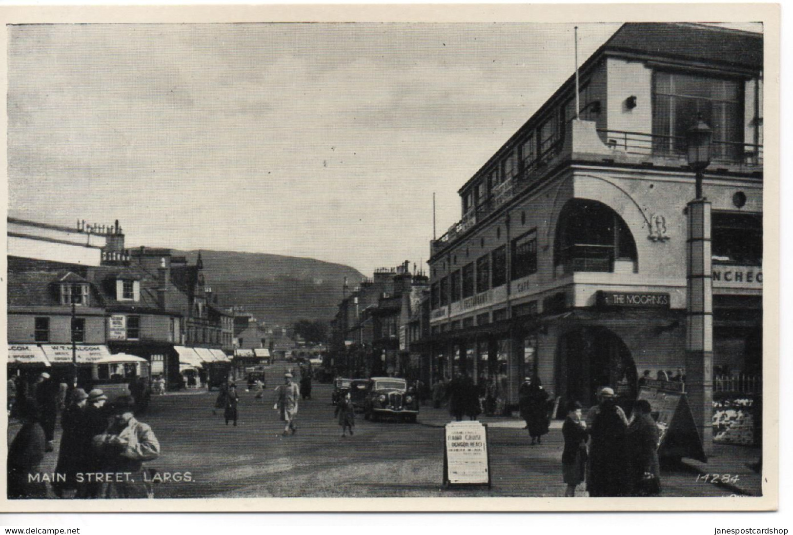 MAIN STREET - LARGS - AYRSHIRE - BLACK AND WHITE  POSTCARD PRINTED BY SALMON - UNPOSTED - Ayrshire