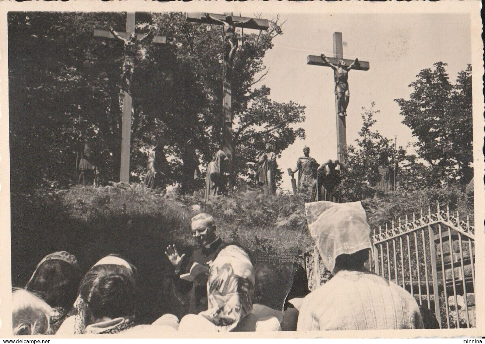 Lourdes - Preghiera - 1958 - Piccola Foto Con Prete E Pellegrini - Lieux Saints