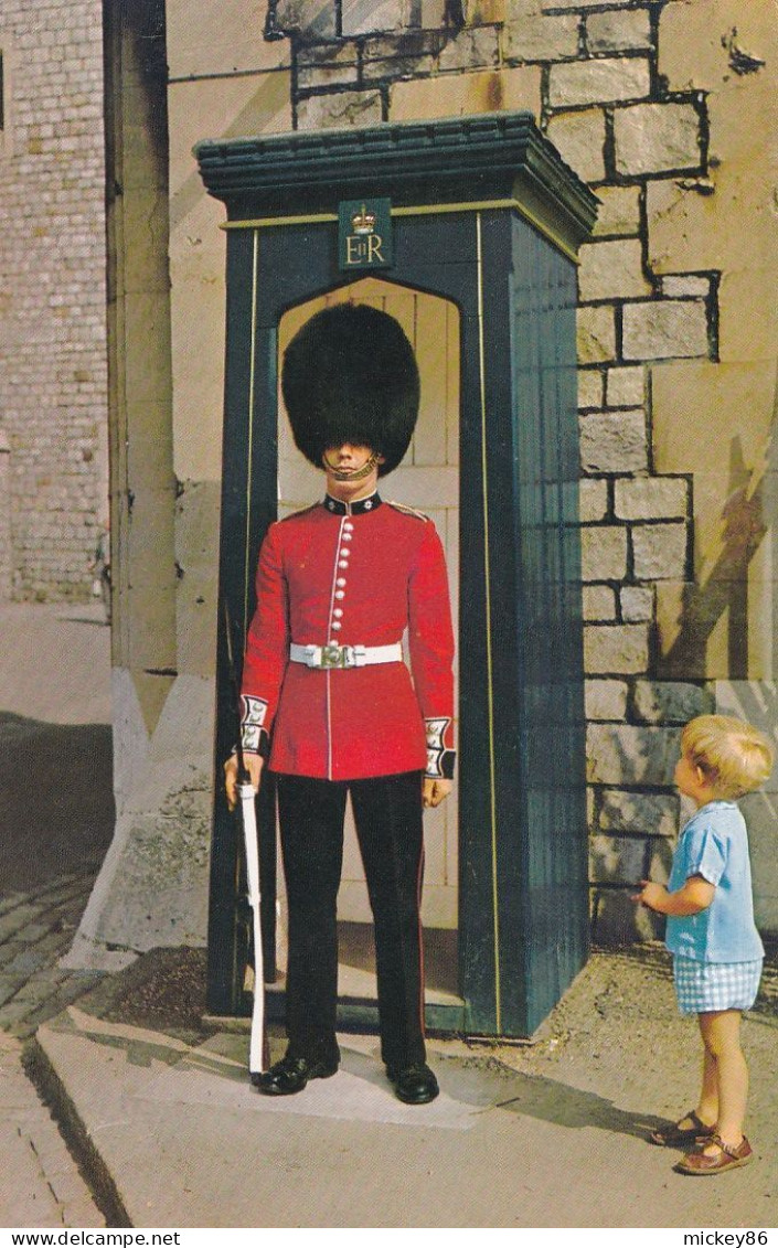 U-K -- Sentry At WINDSOR  Castle ( Animée , Garde Royal + Enfant ).....timbre....cachet - Windsor Castle