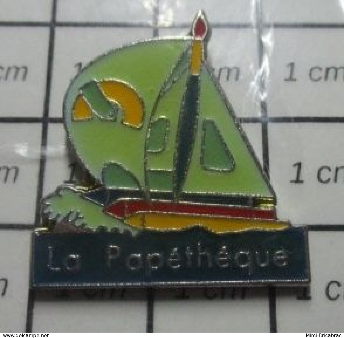 1417 Pin's Pins / Beau Et Rare / SPORTS / VOILE VOLIER LA PAPETHEQUE COURSE REGATE - Sailing, Yachting