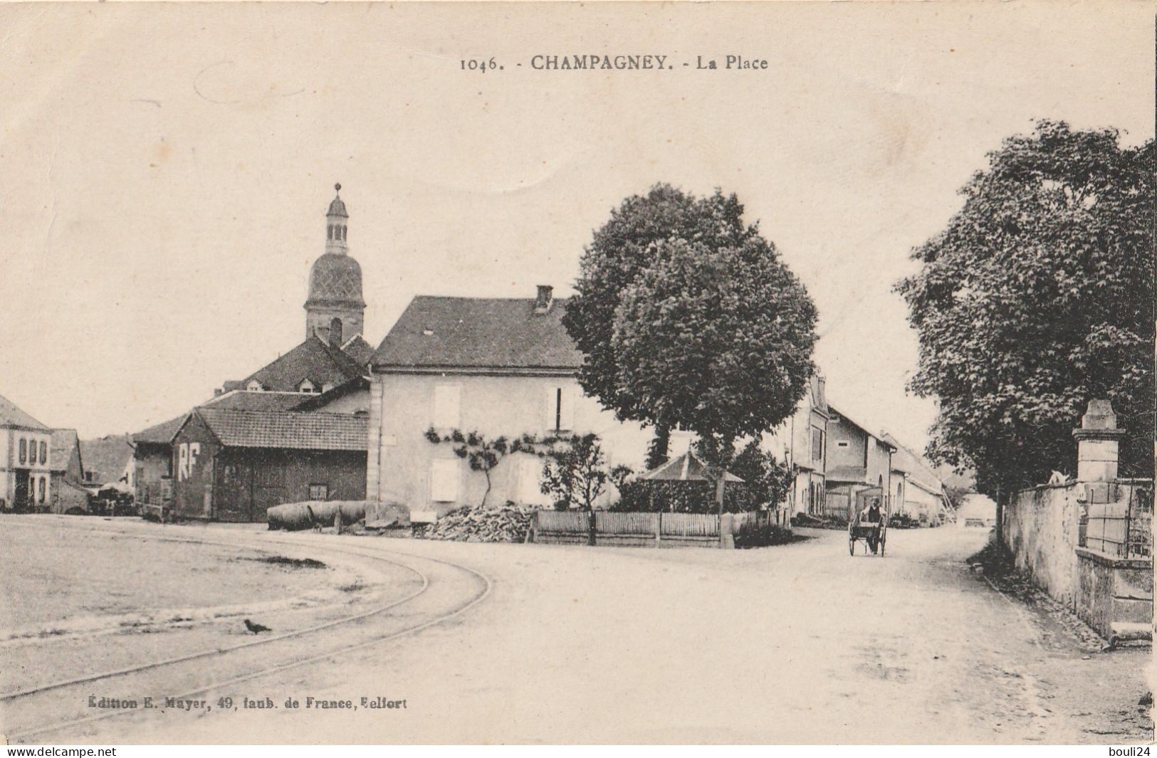 CHAMPAGNEY  EN HAUTE SAONE  LA PLACE   CHARETTE AU LOIN CPA  CIRCULEE - Champagney