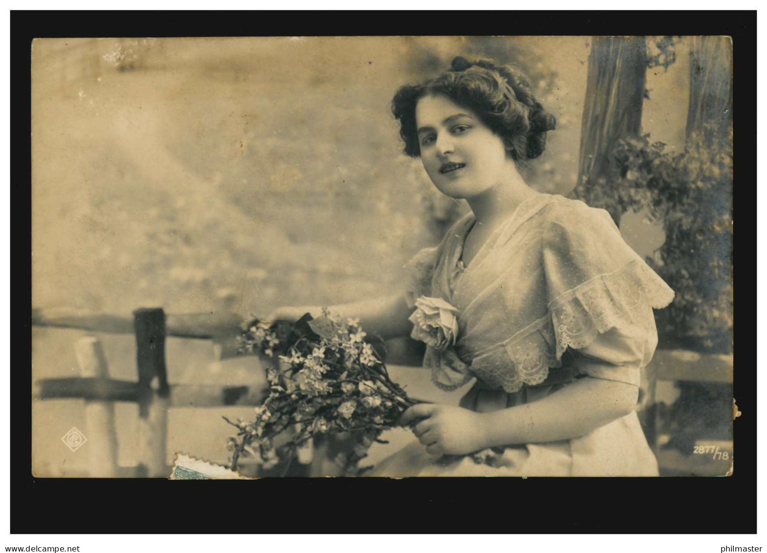 Mode-AK Lächelnde Frau Mit Blumen Auf Der Bank, ANTWERPEN 12.7.1911 - Mode