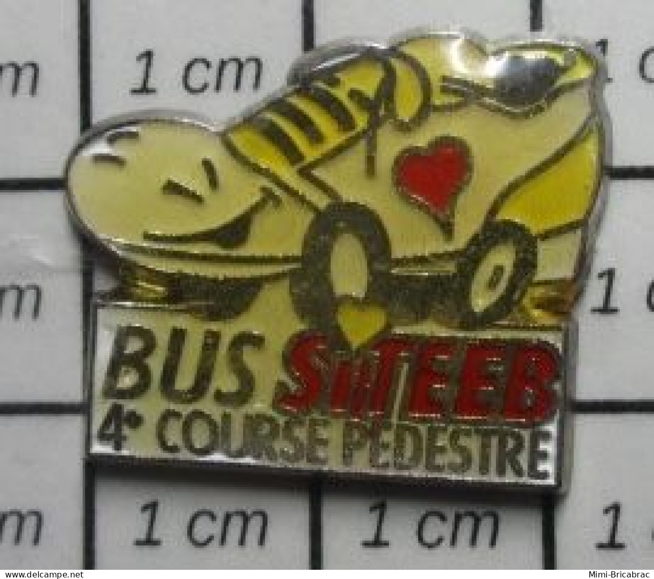 1317 Pin's Pins / Beau Et Rare / SPORTS / COURSE PEDESTRE BUS SITEEB CHAUSSURE DE SPORT - Atletismo