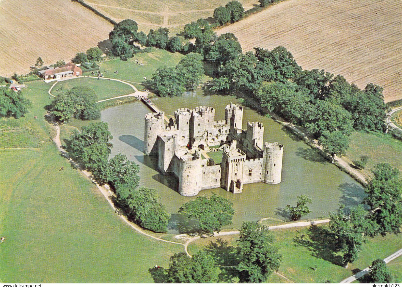 Robertsbridge - Château De Bodiam - Vue Aérienne - Trafalgar Square