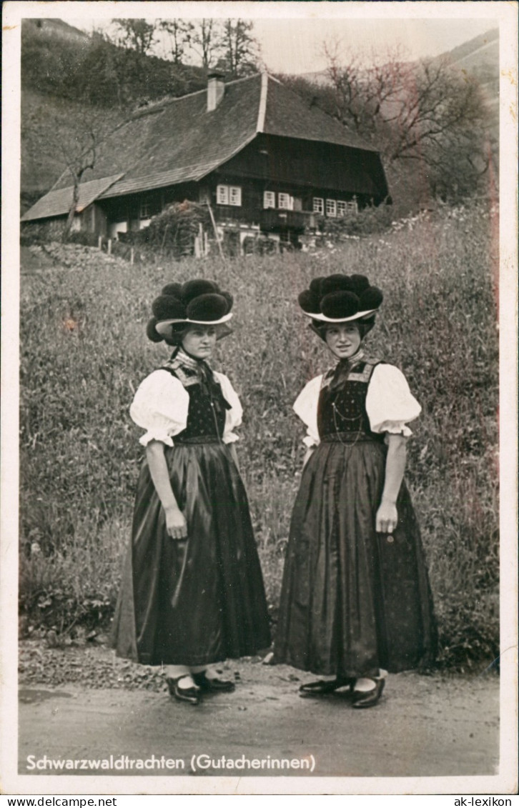 Gutach (Schwarzwaldbahn) Frauen In Tracht Vor Schwarzwaldhaus 1930 - Gutach (Schwarzwaldbahn)