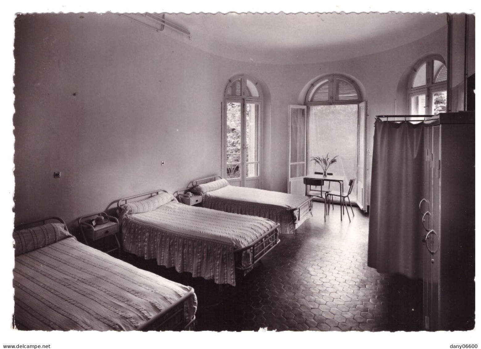 LE LUC - Maison De Repos Et De Convalescence LE PARADIS Une Chambre à Coucher (carte Photo) - Le Luc