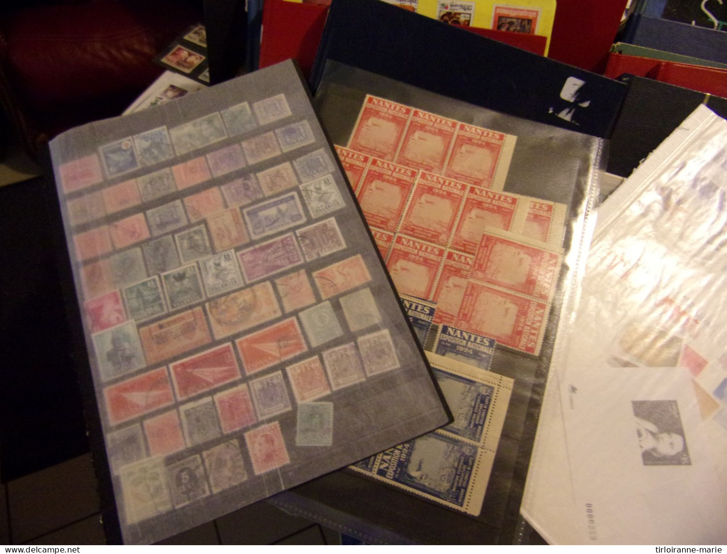 lot caisse banane timbres monde avec 16 albums,1 classeurs, + vrac divers (22,3 kg )