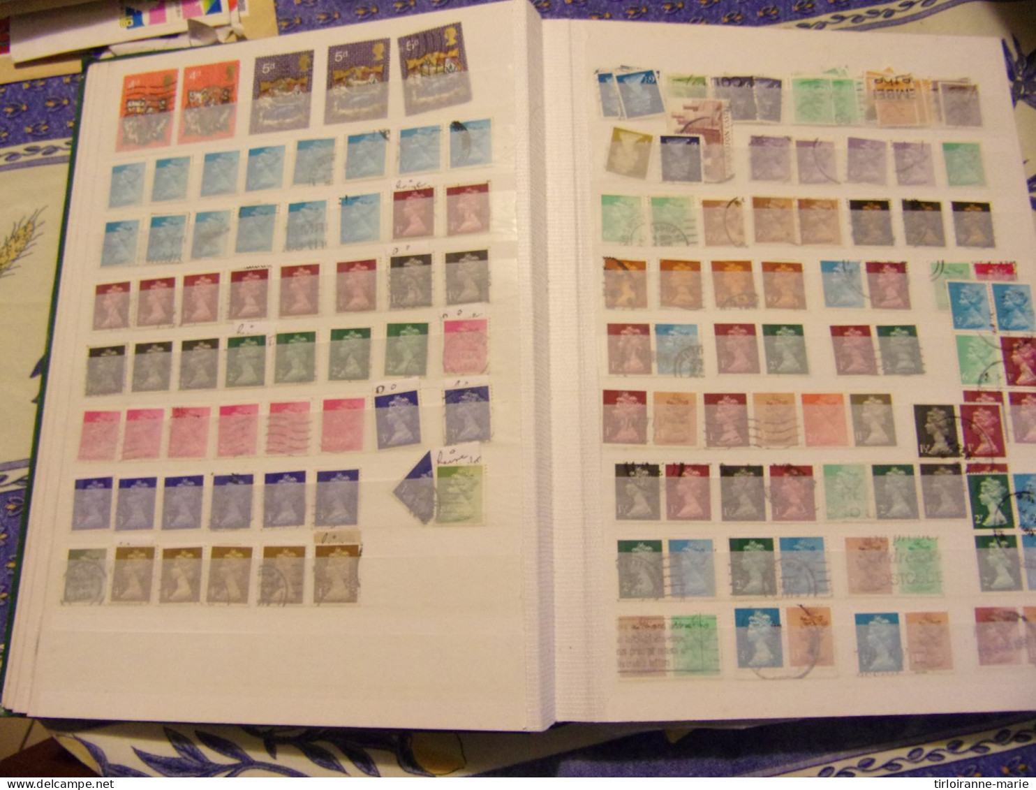 lot caisse banane timbres monde avec 16 albums,1 classeurs, + vrac divers (22,3 kg )