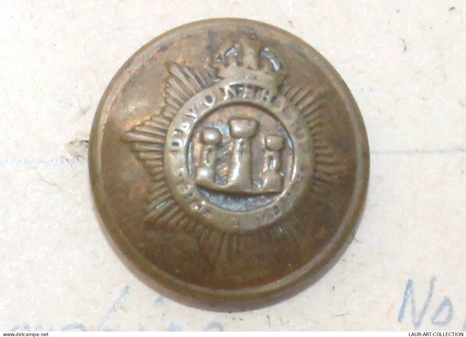 BOUTON MILITAIRE ANGLAIS - DEVONSHIRE REGIMENT UK 1901-52 ARMEE TROUPE WWII 18mm / ANTIQUE BUTTON ENGLAND   (2203.349) - Buttons