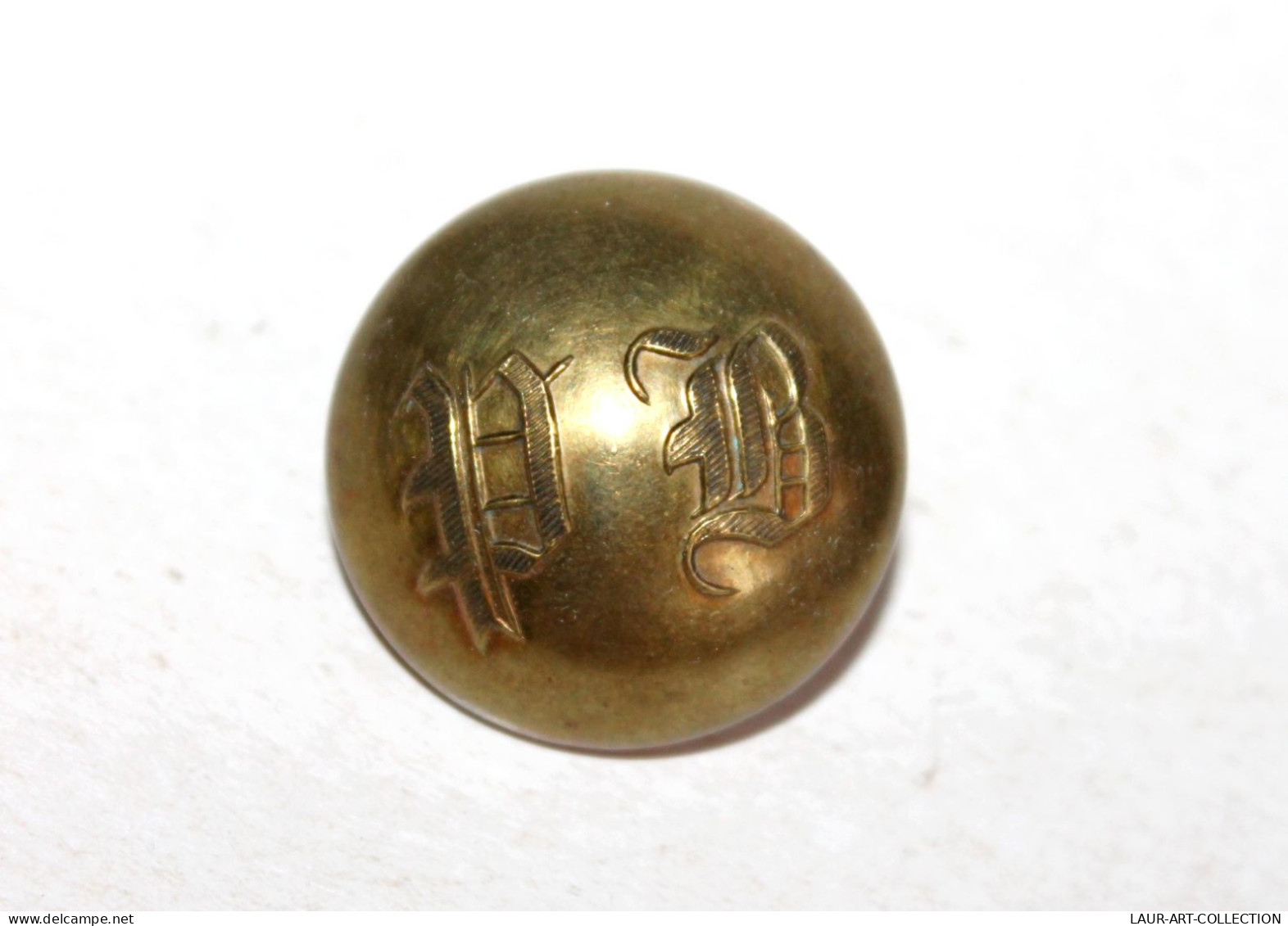 RARE GROS BOUTON UNIFORME ANCIEN DE LIVRÉE CHIFFRÉ GOTHIQUE INITIALE "PB" D:29mm / ANTIQUE BUTTON FRENCH   (2202.2) - Buttons