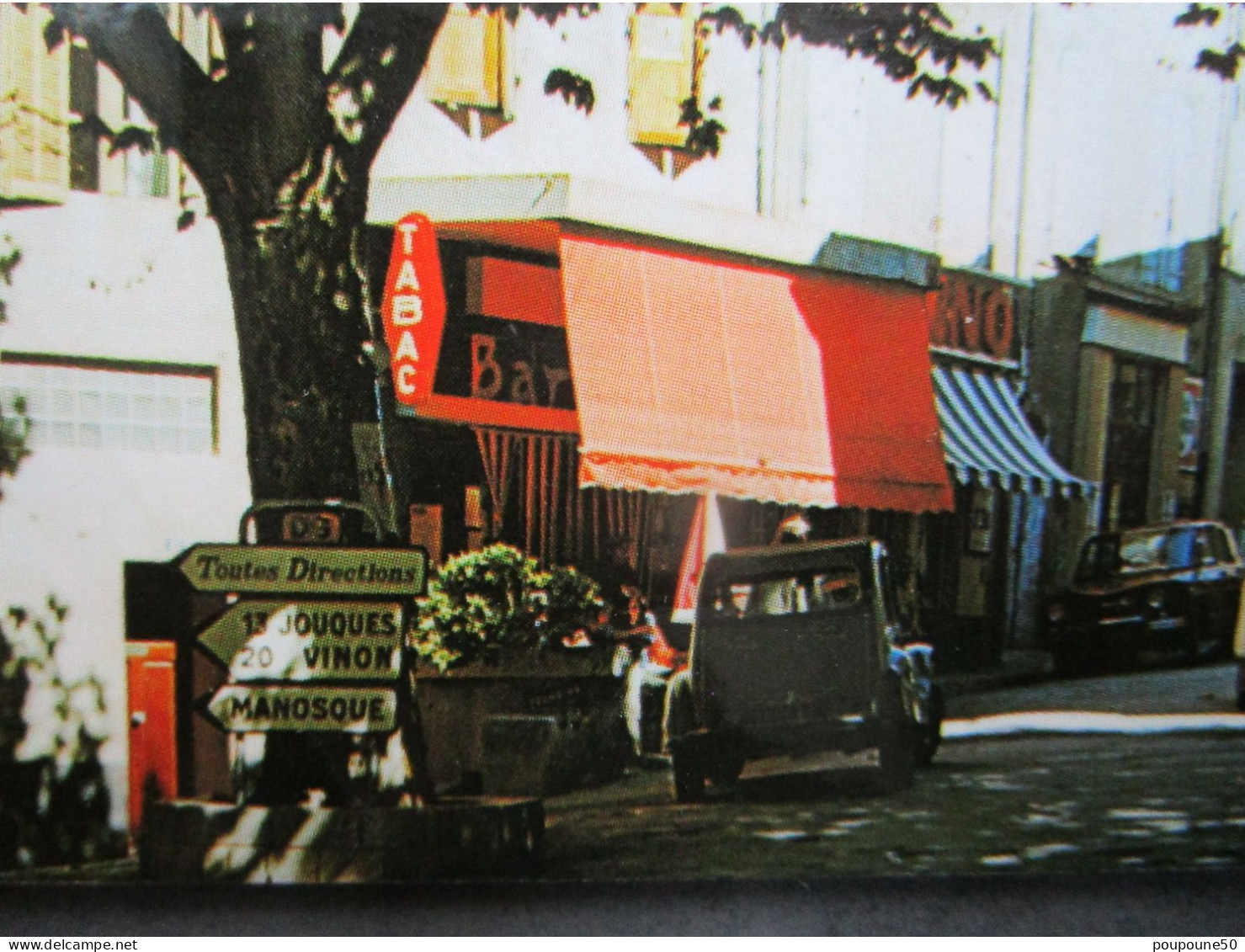 CP 83 Var RIANS En PROVENCE  - Café Tabac La Rue De La République Et La Fontaine, Voitures 1975 - Rians