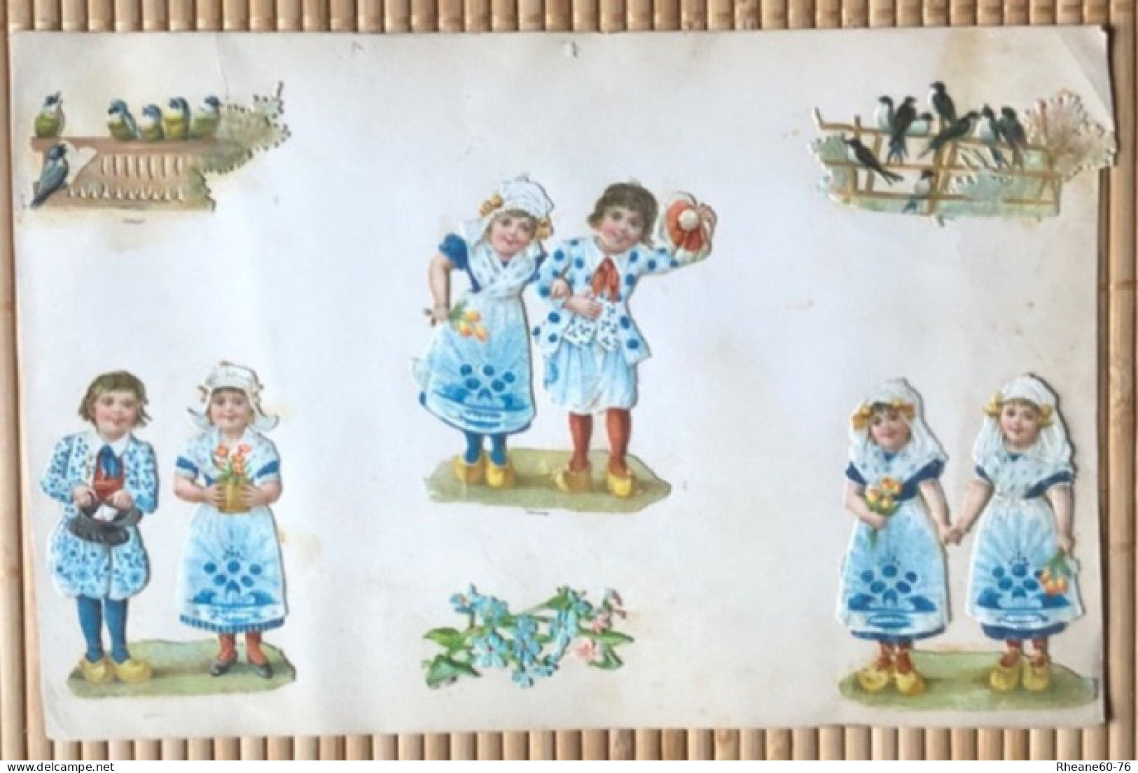 Découpis Collés : Couples De Petites Filles, Robes Bleues, Oiseaux (hirondelles Mésanges ?) Et Un Groupe De Fleurs - Infantes