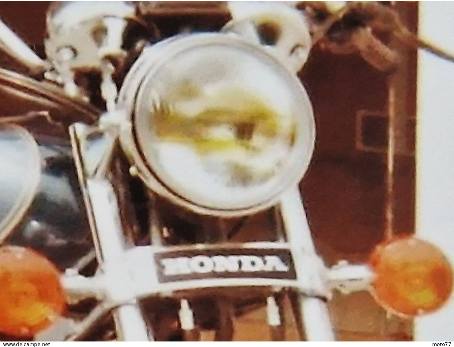 Ancienne Pièce De Moto - Plastique Chromé - HONDA 750 CB Custom De 1982 - Sitée Sous Le Phare - Etat D'usage 19.5x5 Cm - Motor Bikes