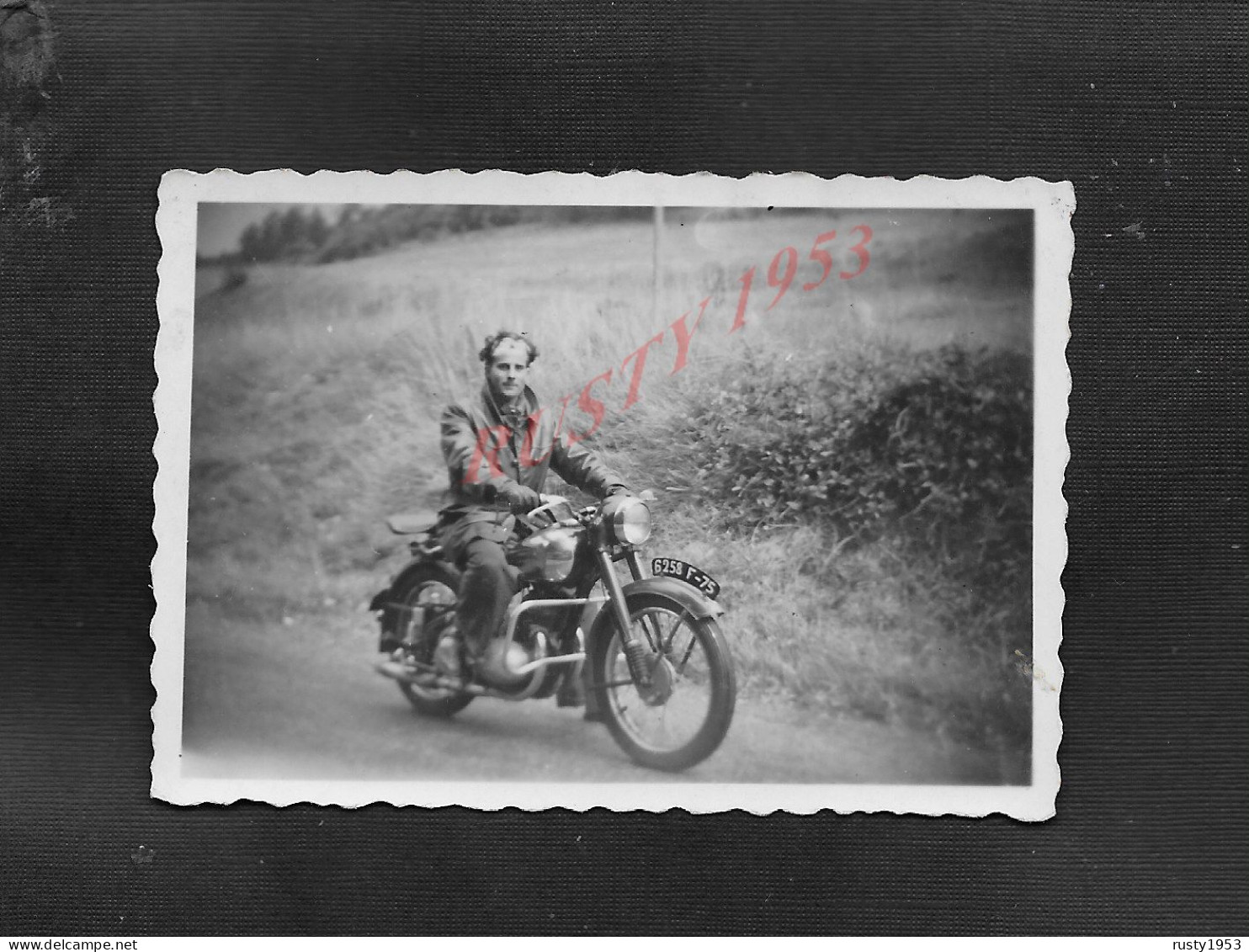 PHOTO ANCIENNE MOTO ? PERSONNAGE 9X6 À DIEPPE 1951 : - Moto