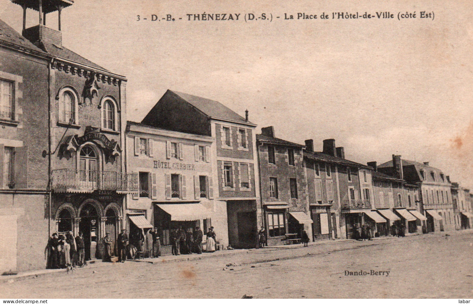 CPA THENEZAY LA PLACE DE L'HOTEL DE VILLE COTE EST COMMERCE - Thenezay