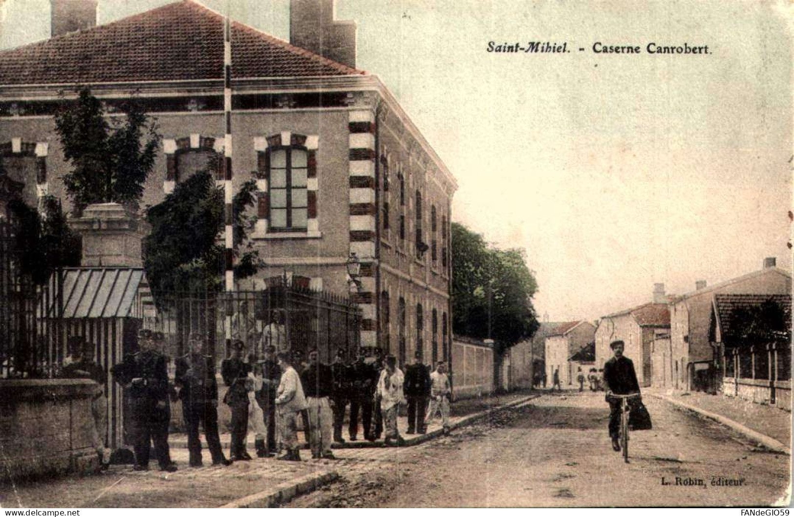 Saint Mihiel Caserne Entrée AVEC  VELO  RARE  /// 30 - Saint Mihiel